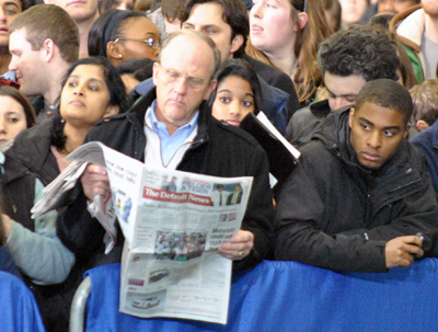 Man reading the Detroit News 